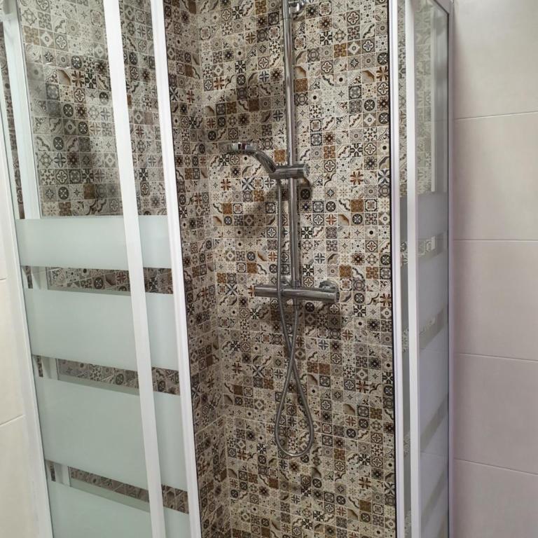 Hostal Puerta Carmona - Habitación Doble Deluxe con ducha - 7