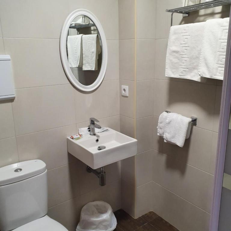 Hostal Puerta Carmona - Habitación Doble Deluxe con ducha - 3