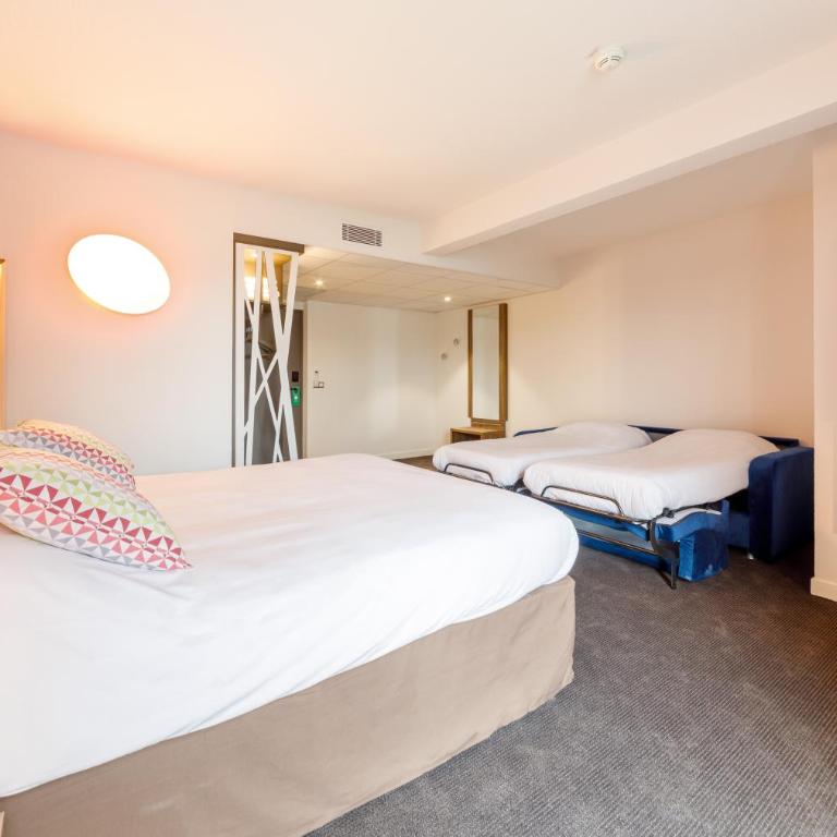 Campanile Annemasse Est Findrol CHAL - Chambre Quadruple avec 1 Lit Double et 1 Canapé-Lit - 3