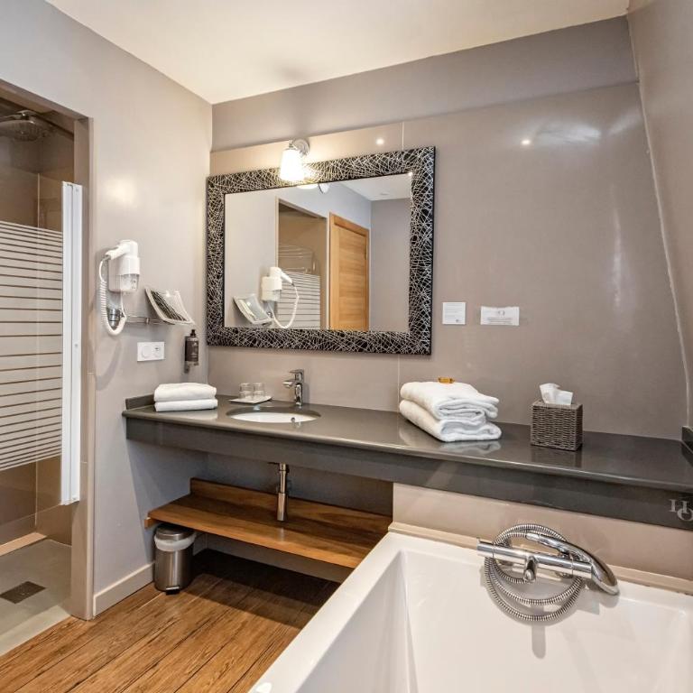 Hôtel d'Orléans - Chambre Prestige 1 à 4 Personnes - 5