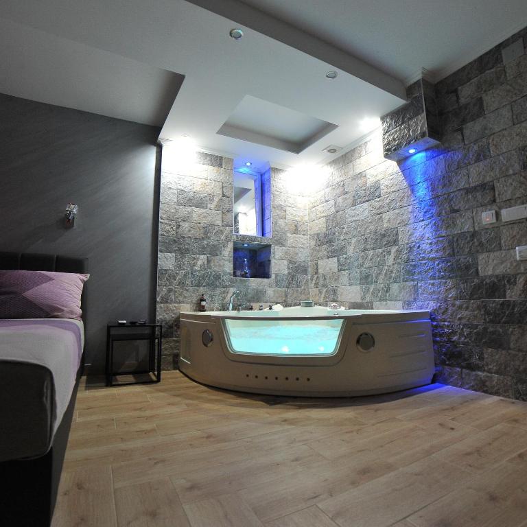 Wonderland spa apartment - Deluks Dvokrevetna Soba sa Bračnim Krevetom i Kadom - 8