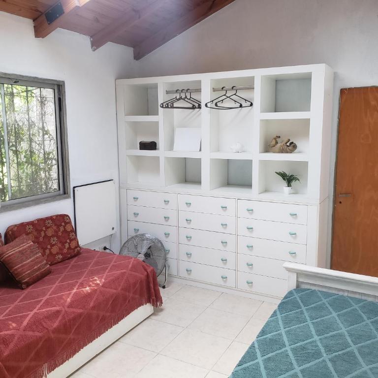 Los Arboles, casa completa a 5 minutos del Aeropuerto Ezeiza - Three-Bedroom House - 5