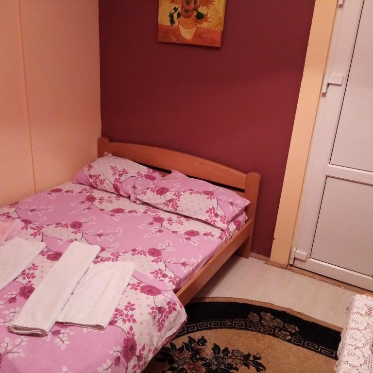 Guest house Mirijevski Konak - Dvokrevetna Soba sa Bračnim Krevetom i Balkonom (2 Odrasle Osobe + 1 Dete) - 3