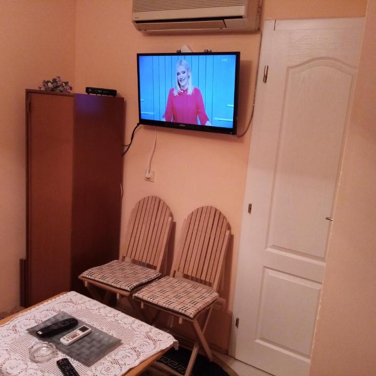 Guest house Mirijevski Konak - Dvokrevetna Soba sa Bračnim Krevetom i Balkonom (2 Odrasle Osobe + 1 Dete) - 2