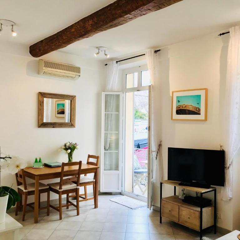 Balcony in Heart of pedestrian centre of Old Antibes - Apartment with Balcony - 9
