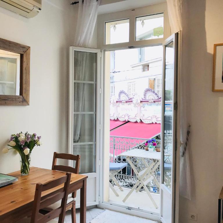Balcony in Heart of pedestrian centre of Old Antibes - Apartment with Balcony - 14