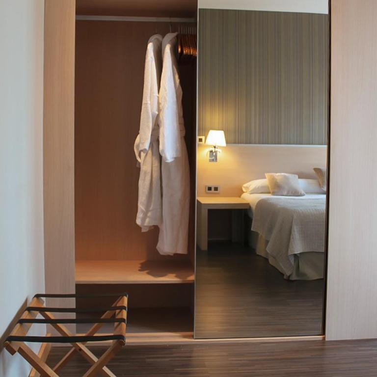 Hotel Asturias - Habitación doble con bañera de hidromasaje o sauna - 1 o 2 camas - 4