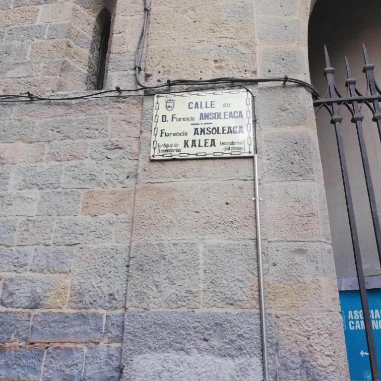 Calle Ansoleaga a 100 mts del Ayuntamiento - Apartment with Balcony - 21