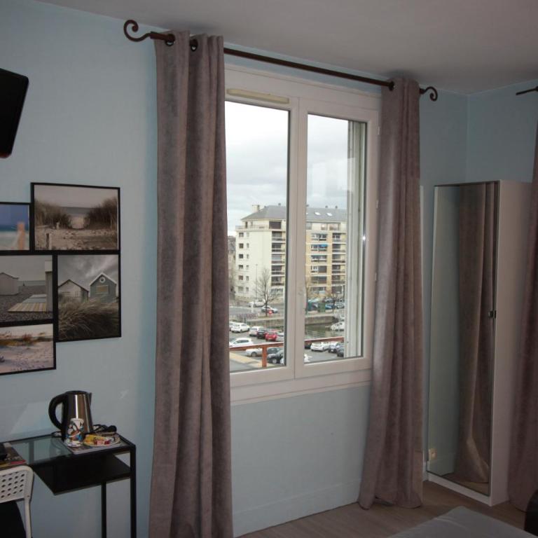 Hotel De l'Univers - Chambre Triple - Vue sur Port - 2