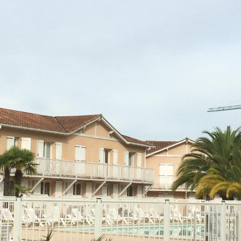 ANGLET- BIARRITZ T3 dans résidence avec piscine - Maison 2 Chambres - 22