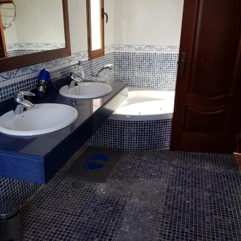 Villa Papagayo - Four-Bedroom House - 19