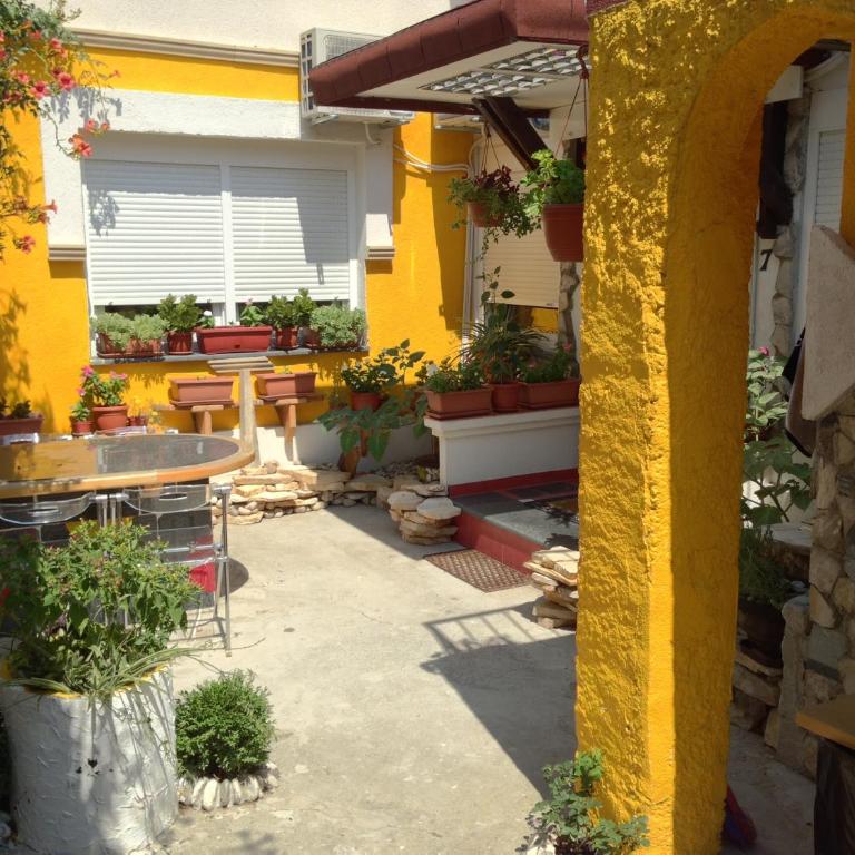 Guesthouse 7even - Three-Bedroom Apartment - 21