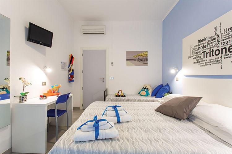 Hotel Tritone Rimini - Deluxe Double Room with Side Sea View - 4