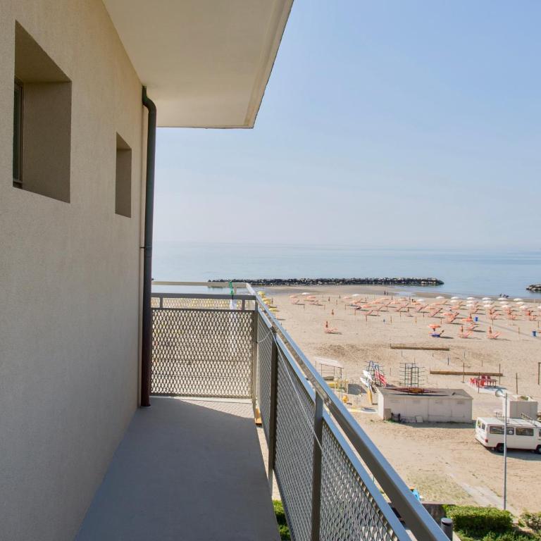 Hotel Tritone Rimini - Deluxe Double Room with Side Sea View - 7