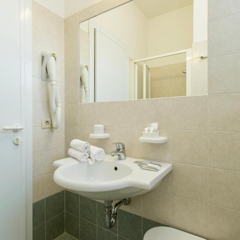 Hotel Tritone Rimini - Deluxe Double Room with Side Sea View - 6