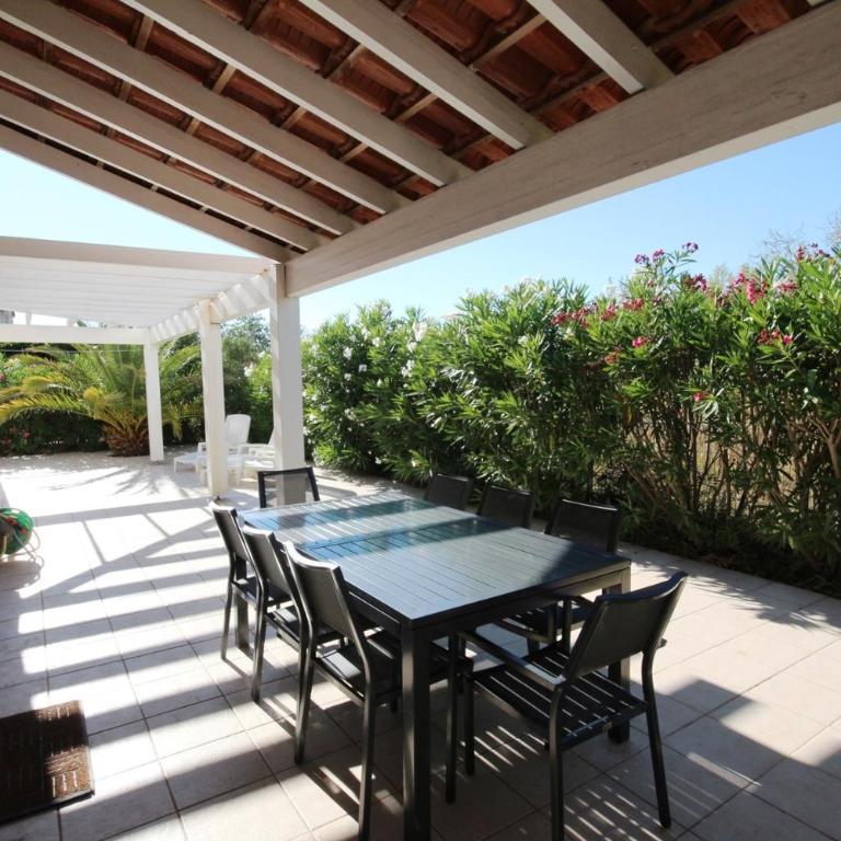 Belle villa climatisée, wifi, 3 chambres grande terrasse vue réserve naturelle dans résidence sécurisée avec piscine commune 800m de la mer Un vrai Havre de Paix LRCS107 - Three-Bedroom House - 2