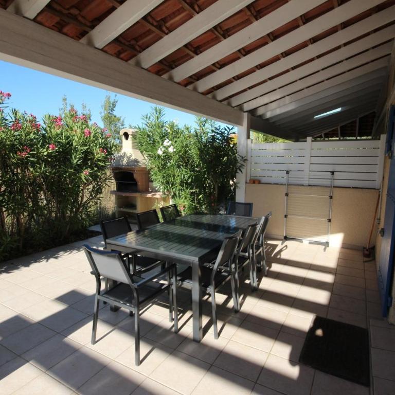 Belle villa climatisée, wifi, 3 chambres grande terrasse vue réserve naturelle dans résidence sécurisée avec piscine commune 800m de la mer Un vrai Havre de Paix LRCS107 - Three-Bedroom House - 1