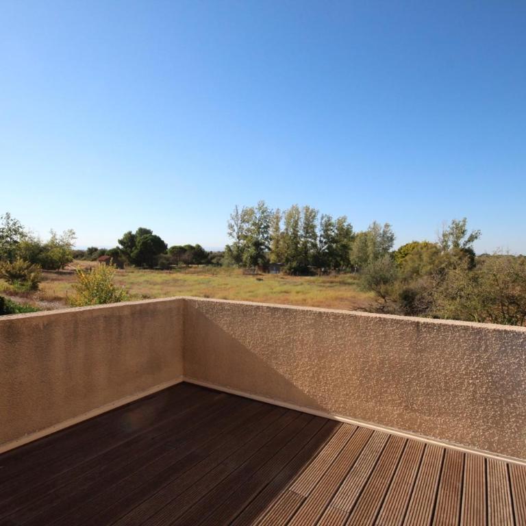 Belle villa climatisée, wifi, 3 chambres grande terrasse vue réserve naturelle dans résidence sécurisée avec piscine commune 800m de la mer Un vrai Havre de Paix LRCS107 - Three-Bedroom House - 14