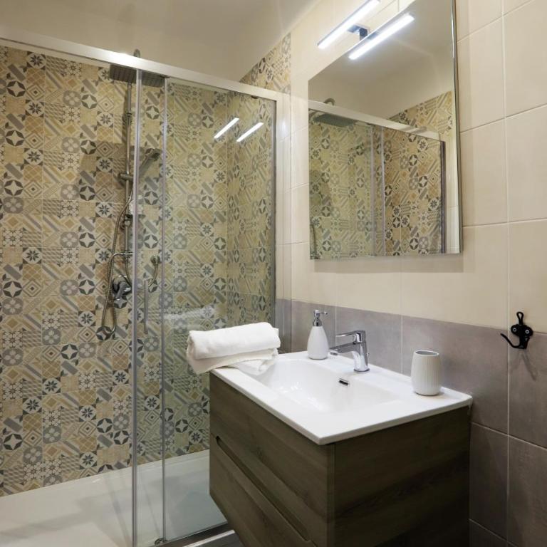 Napoli Vesuvio Apartments by Dimorra - Camera Tripla Comfort con Doccia - 11