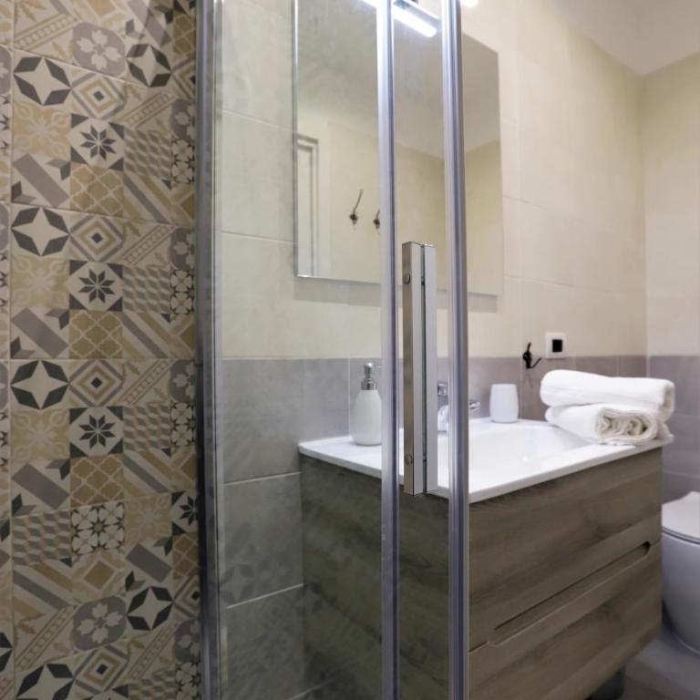 Napoli Vesuvio Apartments by Dimorra - Camera Tripla Comfort con Doccia - 13