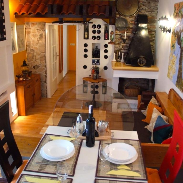 Guesthouse 7even - Three-Bedroom Apartment - 24