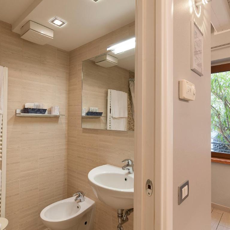 Hotel Fontana Verona - Camera Queen con Bagno Disabili - Dependance - 2