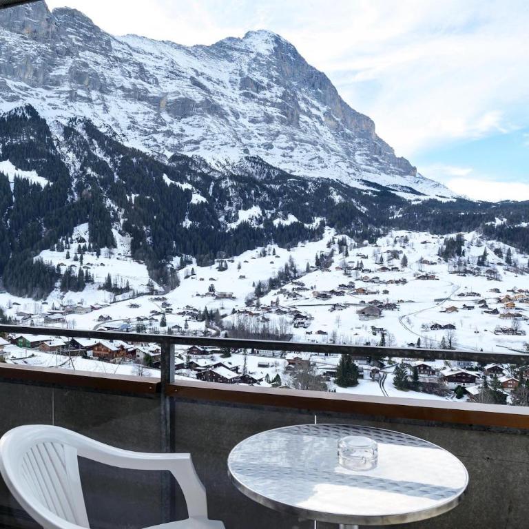 Jungfrau Lodge, Annex Crystal - Habitación Triple con balcón y vistas al Eiger - 6
