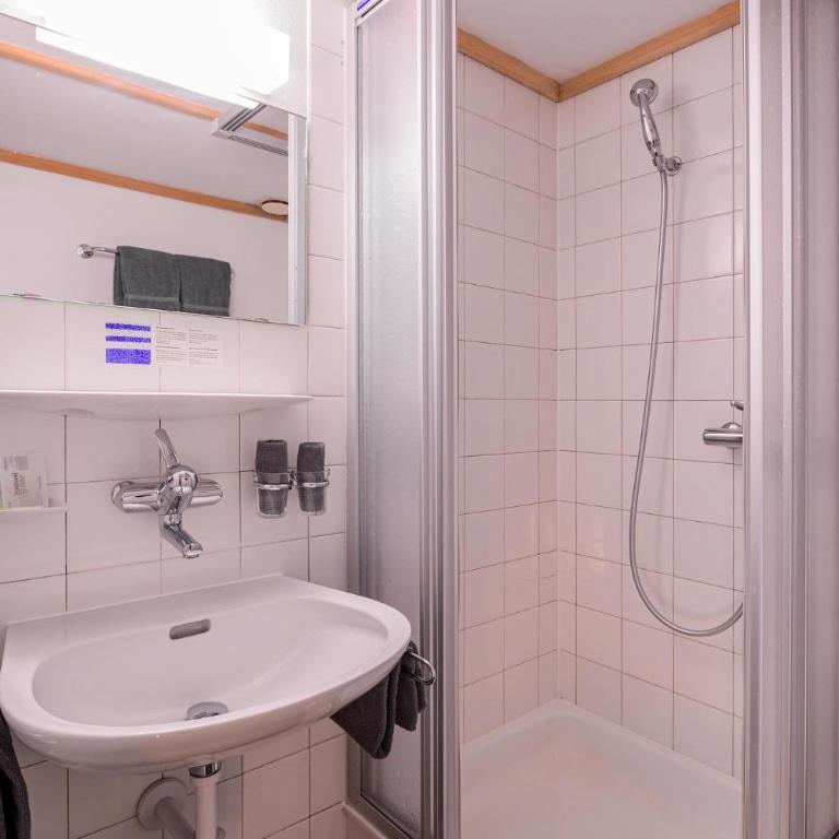 Jungfrau Lodge, Swiss Mountain Hotel - Doppel- oder Zweibettzimmer mit Eigerblick und Balkon - 3