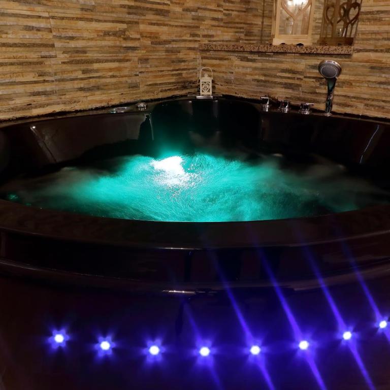 Deluxe rooms and One Chilling jacuzzi Suite Guesthouse - Chambre Double avec Baignoire Spa - 12
