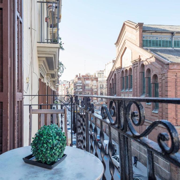 Mirall Sant Gervasi - Three-Bedroom Apartment - 2