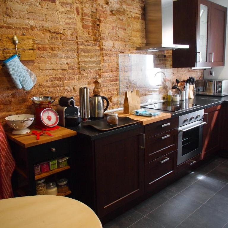 Mr. Serrano Apartments - Two-Bedroom Apartment - 6