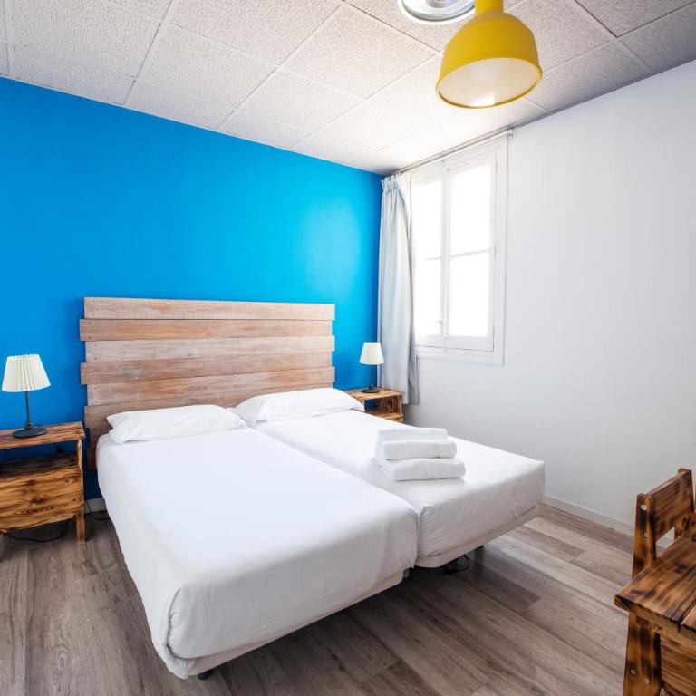 Safestay Madrid Central - Twin Room Shared Bathroom - 1