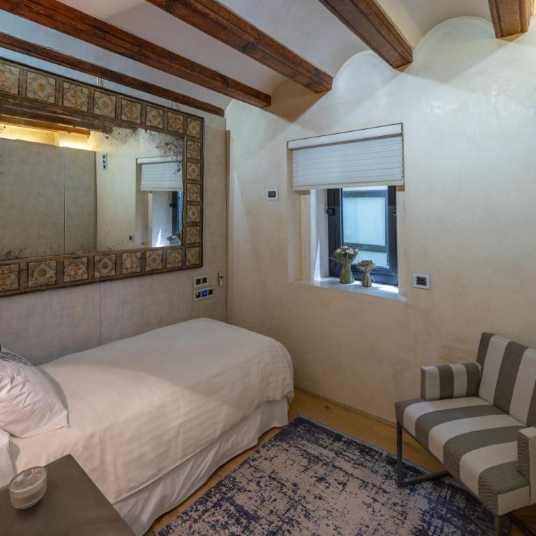 El Palacio de Argensola by Alogest - Two-Bedroom Apartment - 13