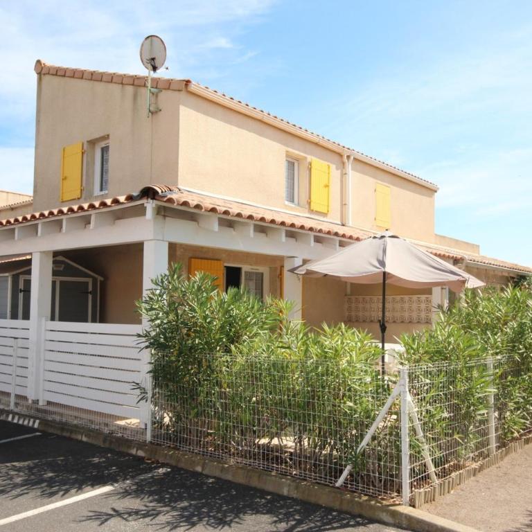 Belle villa climatisée avec 2 chambres, terrasse en angle, parking privatif dans résidence sécurisée piscine commune 800 m de la mer LRCS151 - Maison 2 Chambres - 3