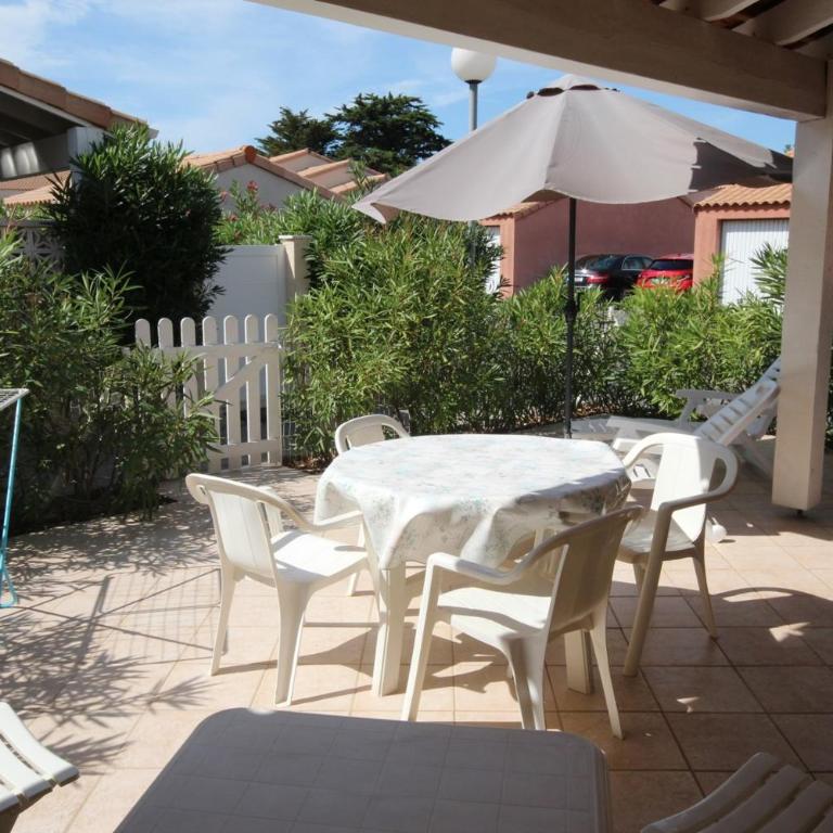 Belle villa climatisée avec 2 chambres, terrasse en angle, parking privatif dans résidence sécurisée piscine commune 800 m de la mer LRCS151 - Maison 2 Chambres - 1
