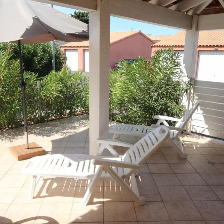 Belle villa climatisée avec 2 chambres, terrasse en angle, parking privatif dans résidence sécurisée piscine commune 800 m de la mer LRCS151 - Maison 2 Chambres - 2