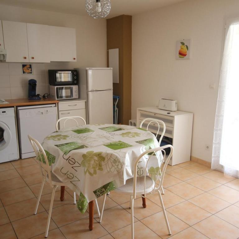 Belle villa climatisée avec 2 chambres, terrasse en angle, parking privatif dans résidence sécurisée piscine commune 800 m de la mer LRCS151 - Maison 2 Chambres - 4