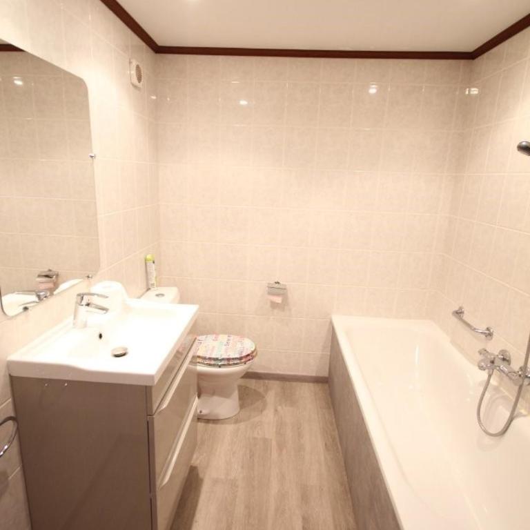 Domaine de vacances à 600m de la plage animations piscines en supplément belle villa climatisée 3 chambres 6 couchages WIFI LRPDSK3 - Three-Bedroom House - 11