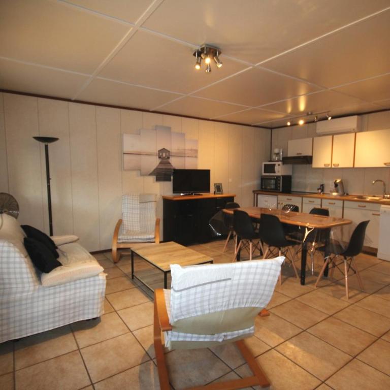 Domaine de vacances à 600m de la plage animations piscines en supplément belle villa climatisée 3 chambres 6 couchages WIFI LRPDSK3 - Three-Bedroom House - 4