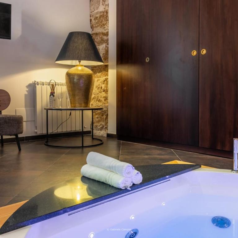 GARIBALDI MAISON DE CHARME - Suite Queen con Vasca Idromassaggio - 11