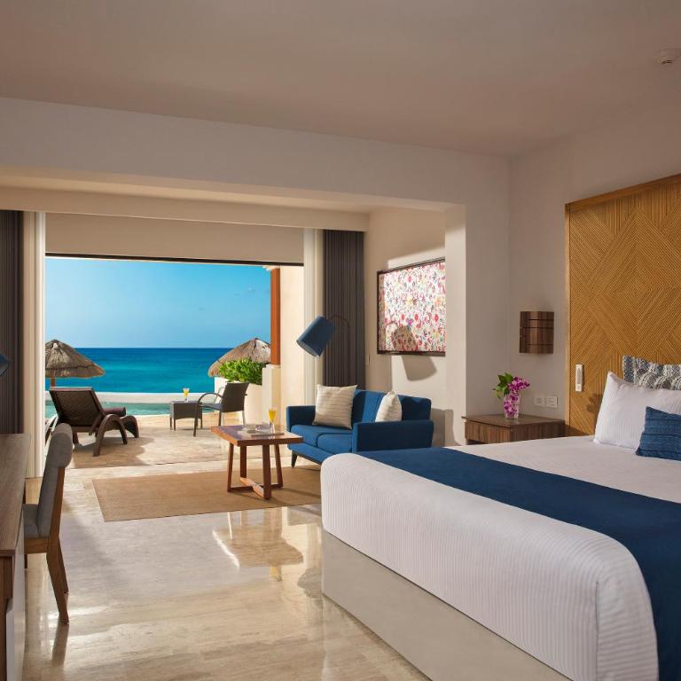 Dreams Sapphire Resort & Spa - Preferred Club Junior Suite Beach Front King- - 3