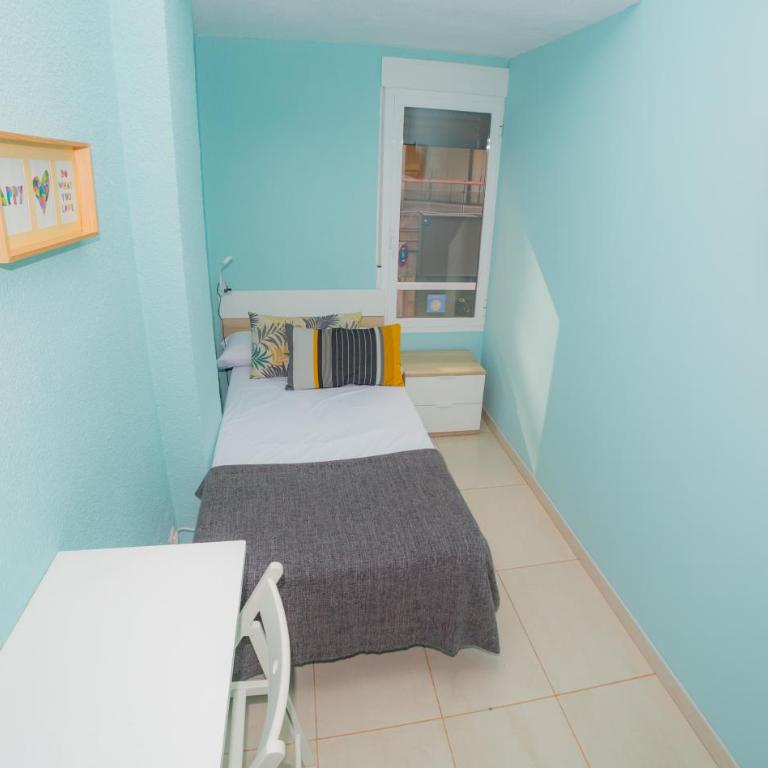 Old Town Alicante - Single Room with Shared Shower and Toilet - 2