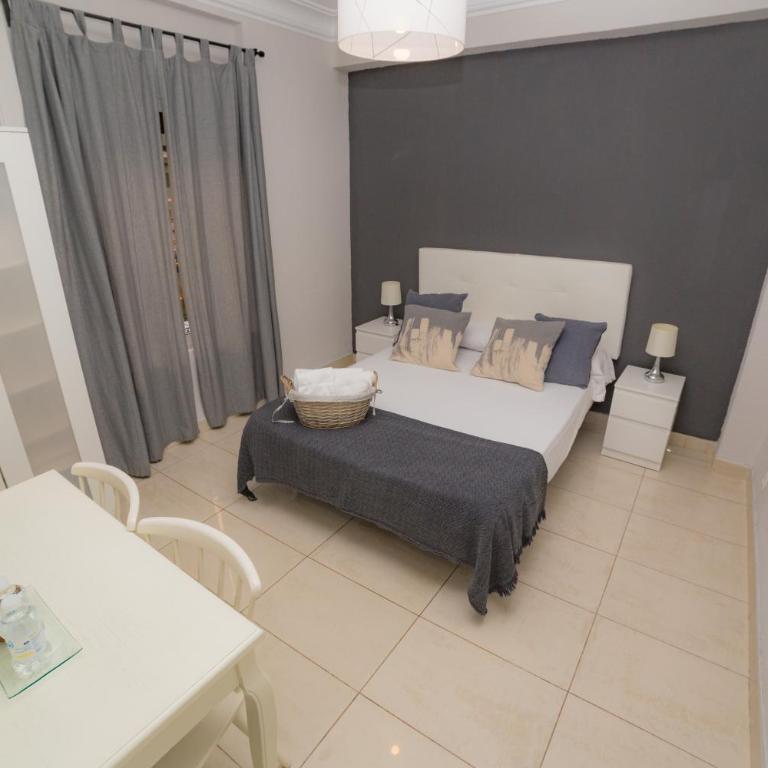 Old Town Alicante - Deluxe Double Room with Shared Bathroom - 1