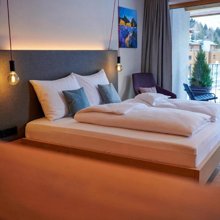Wellness und Brunch Hotel MorgenZeit beheizter Naturteich Genuss Frühstück bis 13 Uhr Hochkönig Sommercard - Superior Junior Suite mit Balkon - 4