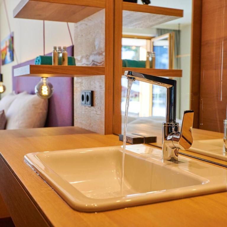 Wellness und Brunch Hotel MorgenZeit beheizter Naturteich Genuss Frühstück bis 13 Uhr Hochkönig Sommercard - Deluxe Junior Suite mit Balkon - 4