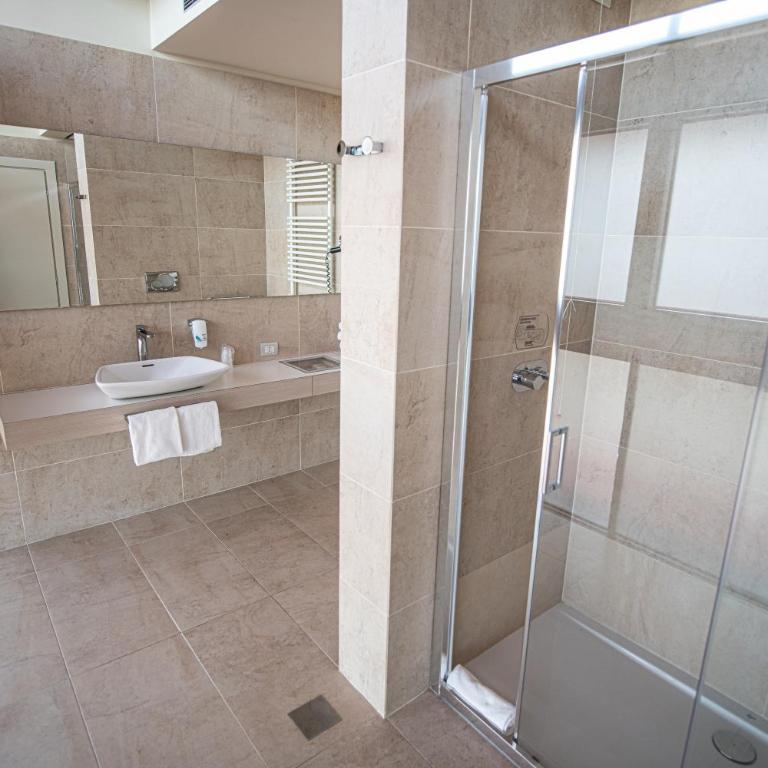 Best Western Plus Net Tower Hotel Padova - Camera Matrimoniale Deluxe con Doccia - 13