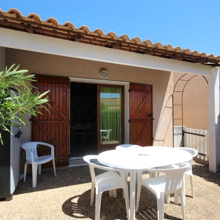 Jolie villa d'angle, séjour climatisé, 4 couchages, terrasse parking dans résidence sécurisée avec piscine commune 400m de la mer LRJP11 - Haus mit 2 Schlafzimmern - 2