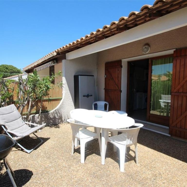 Jolie villa d'angle, séjour climatisé, 4 couchages, terrasse parking dans résidence sécurisée avec piscine commune 400m de la mer LRJP11 - Haus mit 2 Schlafzimmern - 1