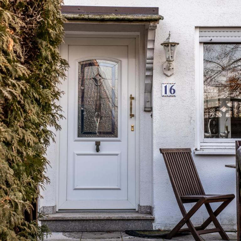 cruwzo I Holiday Home with Balcony, Garden and Terrace - Ferienhaus - 2