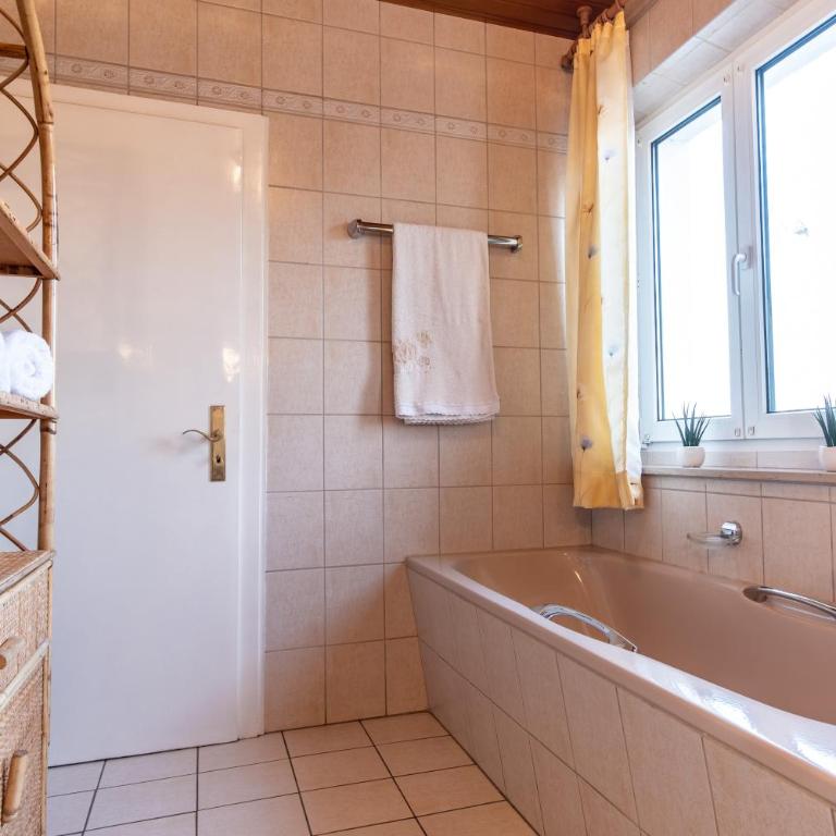 cruwzo I Holiday Home with Balcony, Garden and Terrace - Ferienhaus - 28